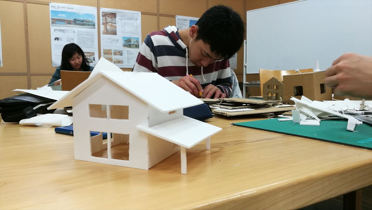 初めての模型製作で苦労しながら自力建設の敷地模型完成 エンジニア科 木造建築のプレゼンテーション 岐阜県立森林文化アカデミー 岐阜県立森林文化アカデミー