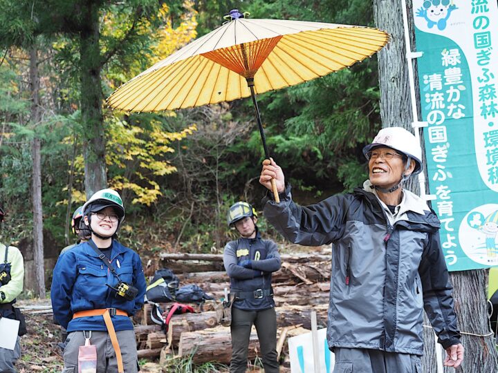 傘ロクロについて説明する長屋一男さんと研修生の長屋糸織さん