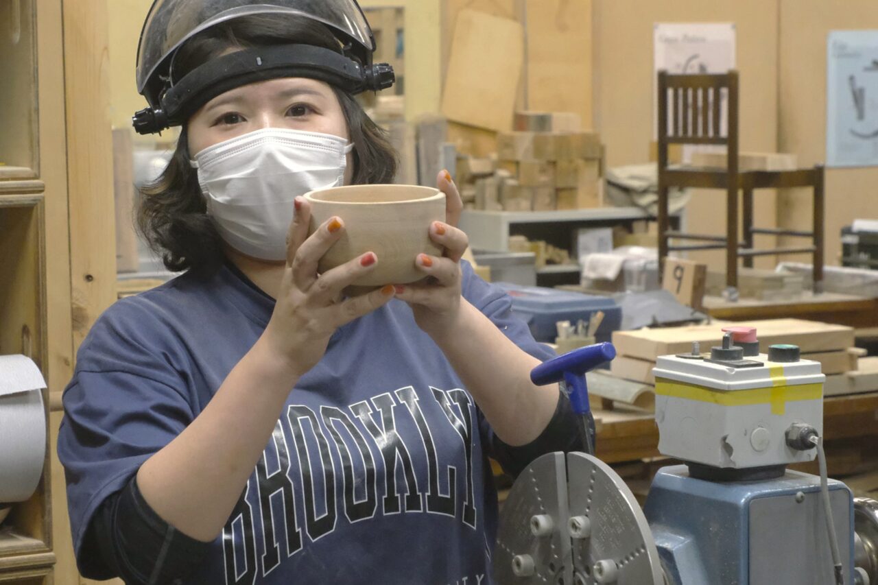 今年は学生が実習で伐採したブナでお椀を挽きました